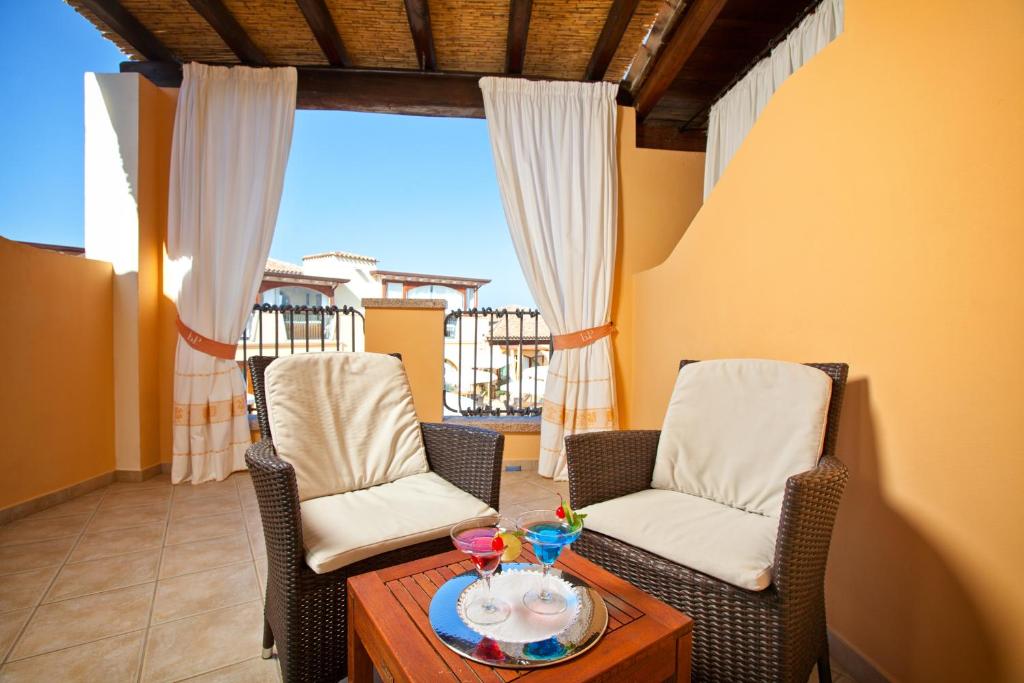 Baia del Porto terase ar ērtiem krēsliem un dzērieniem