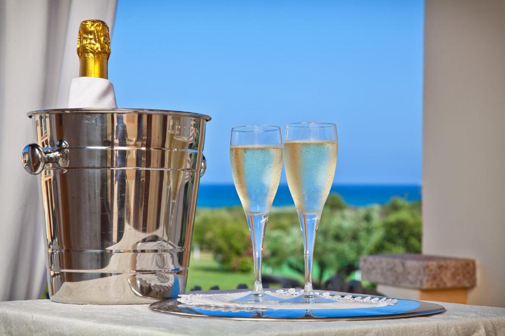 Baia del Porto šampanieša un glāžu ar jūras skatu