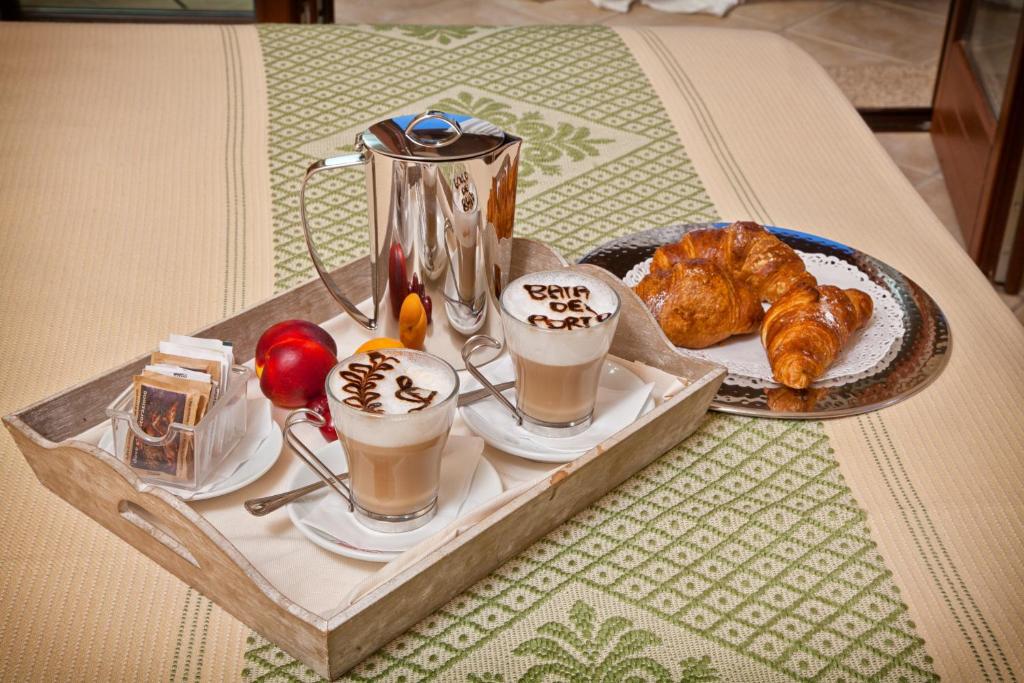 Brokastis numurā ar kafiju Baia del Porto viesnīcā