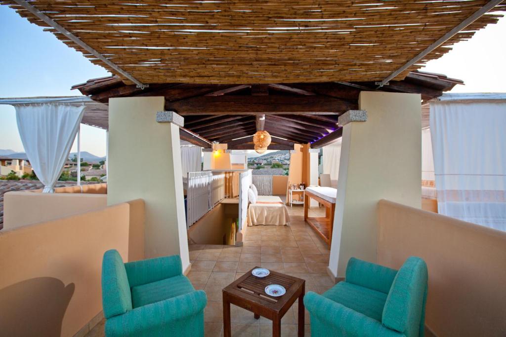 Baia del Porto šarms terase ar skatu uz kalniem