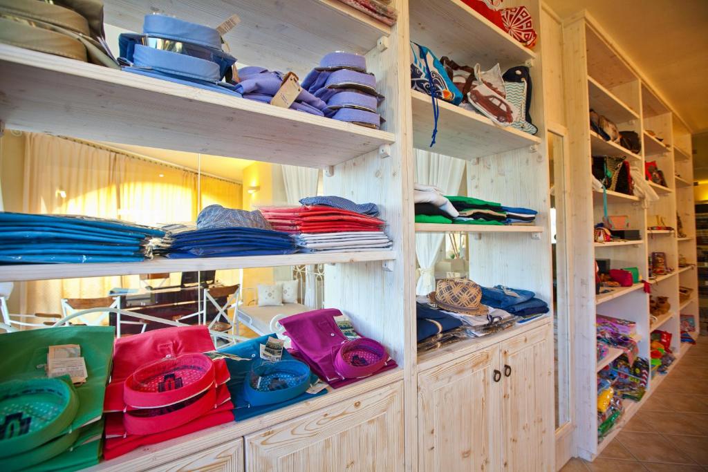 Veikals Baia del Porto viesnīcā ar apģērbu un aksesuāriem.