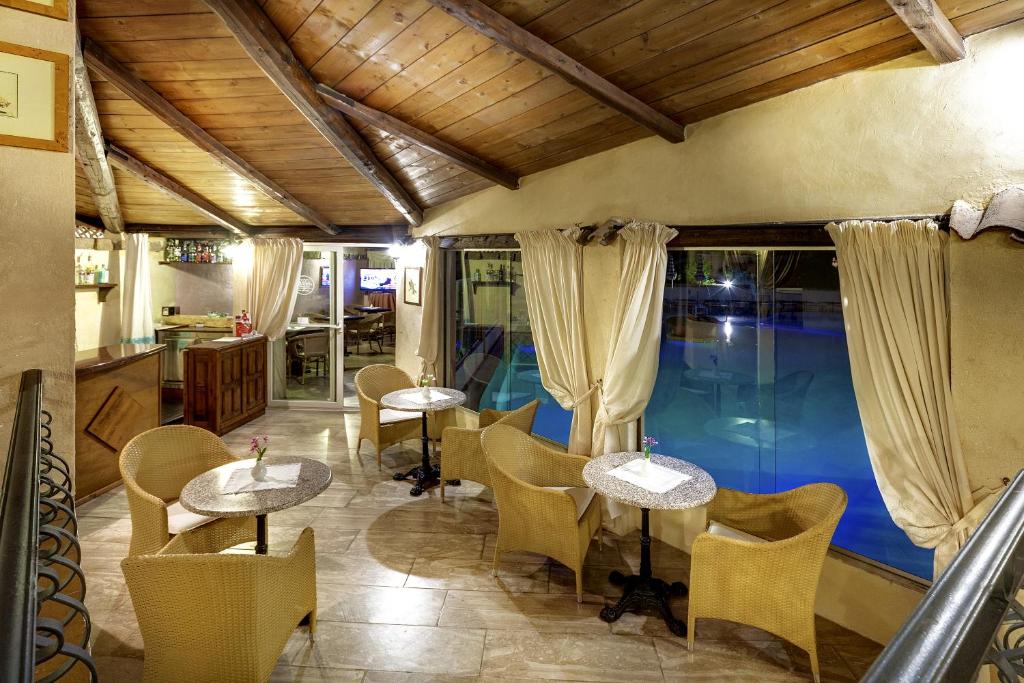 Mūsdienīgs bārs ar koka griestiem un mājīgu atmosfēru, kurā ir vīna glāžu un dzērienu plaukti. Lielie logi piedāvā skatu uz baseinu, radot relaksējošu vidi.