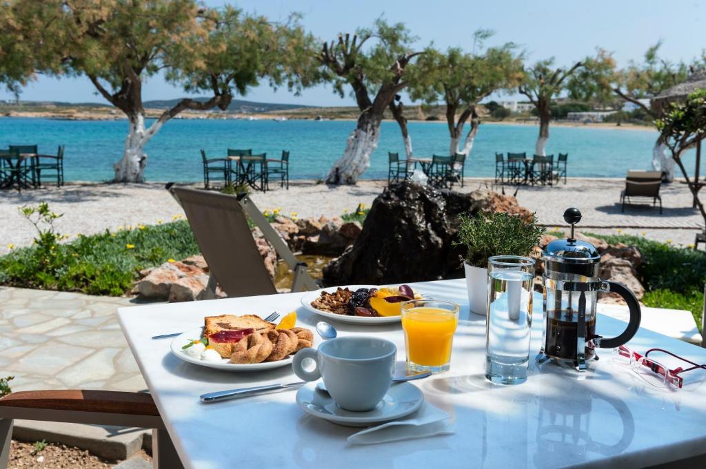 Broka ar gardām uzkodām un dzērieniem, baudot skatu uz mierīgu pludmali un zaļām palmām. Ideāla vieta relaksācijai un rīta baudīšanai.