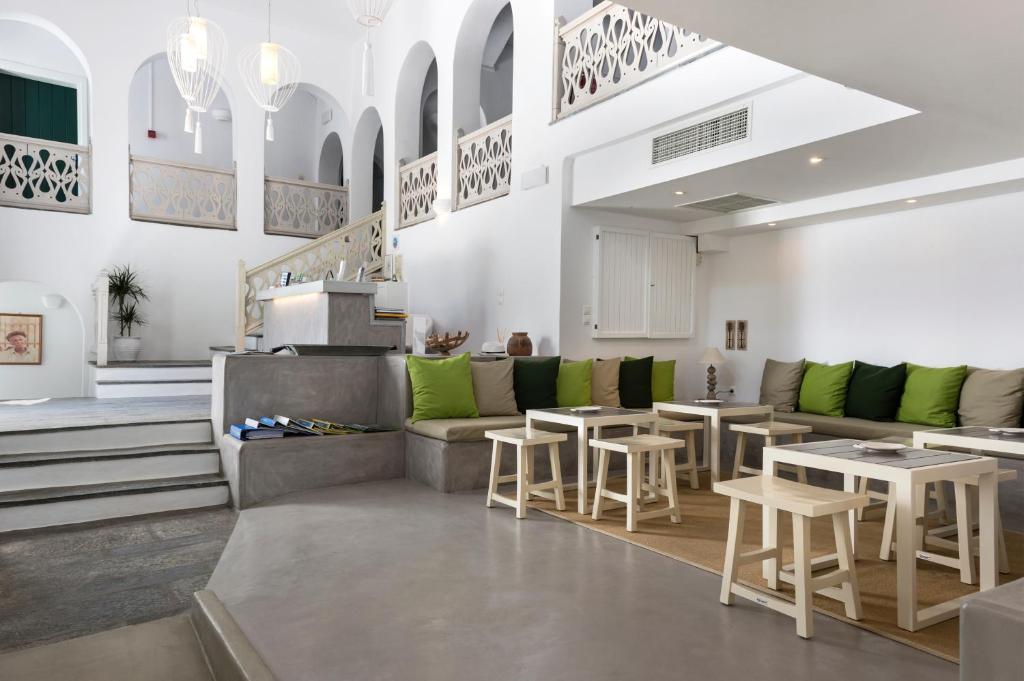 Mūsdienīgs interjers ar ērtu sēdvietu zonu, gaišām krāsām un elegantu apgaismojumu. Šī vieta ir ideāla atpūtai un socializēšanai.