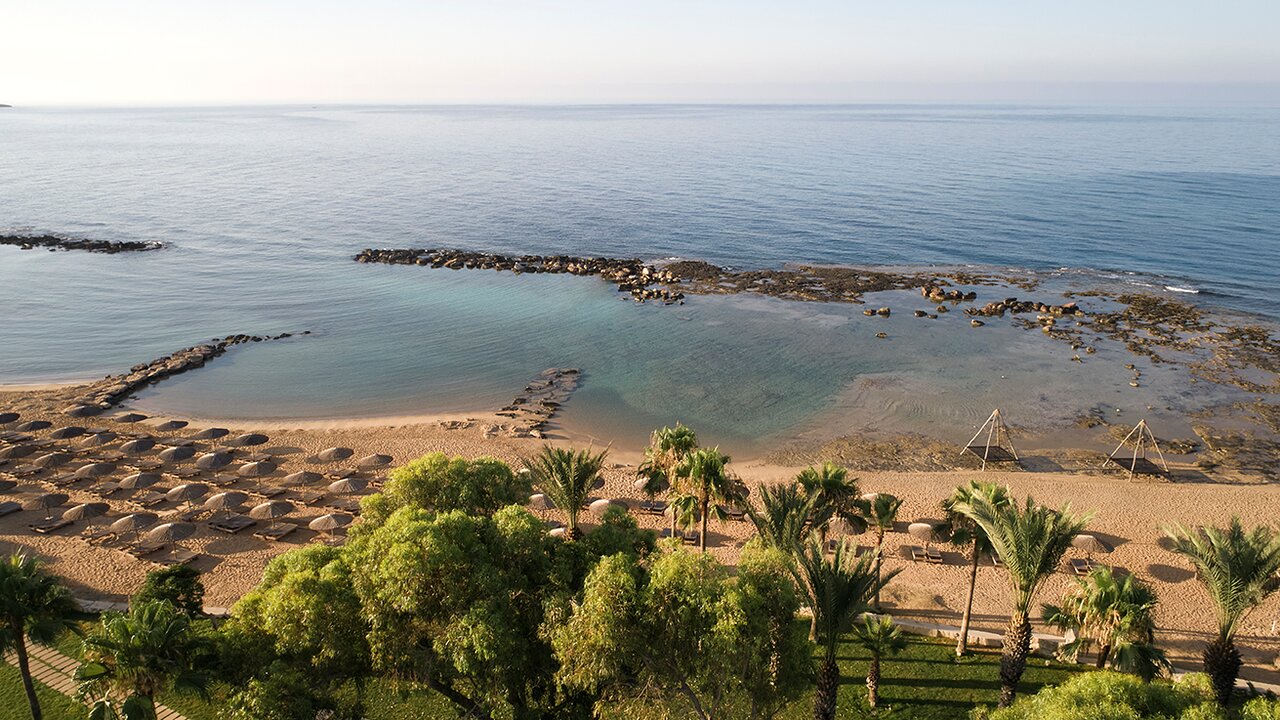 Mare Ayia Napa pludmale ar skatu uz jūru un palmām