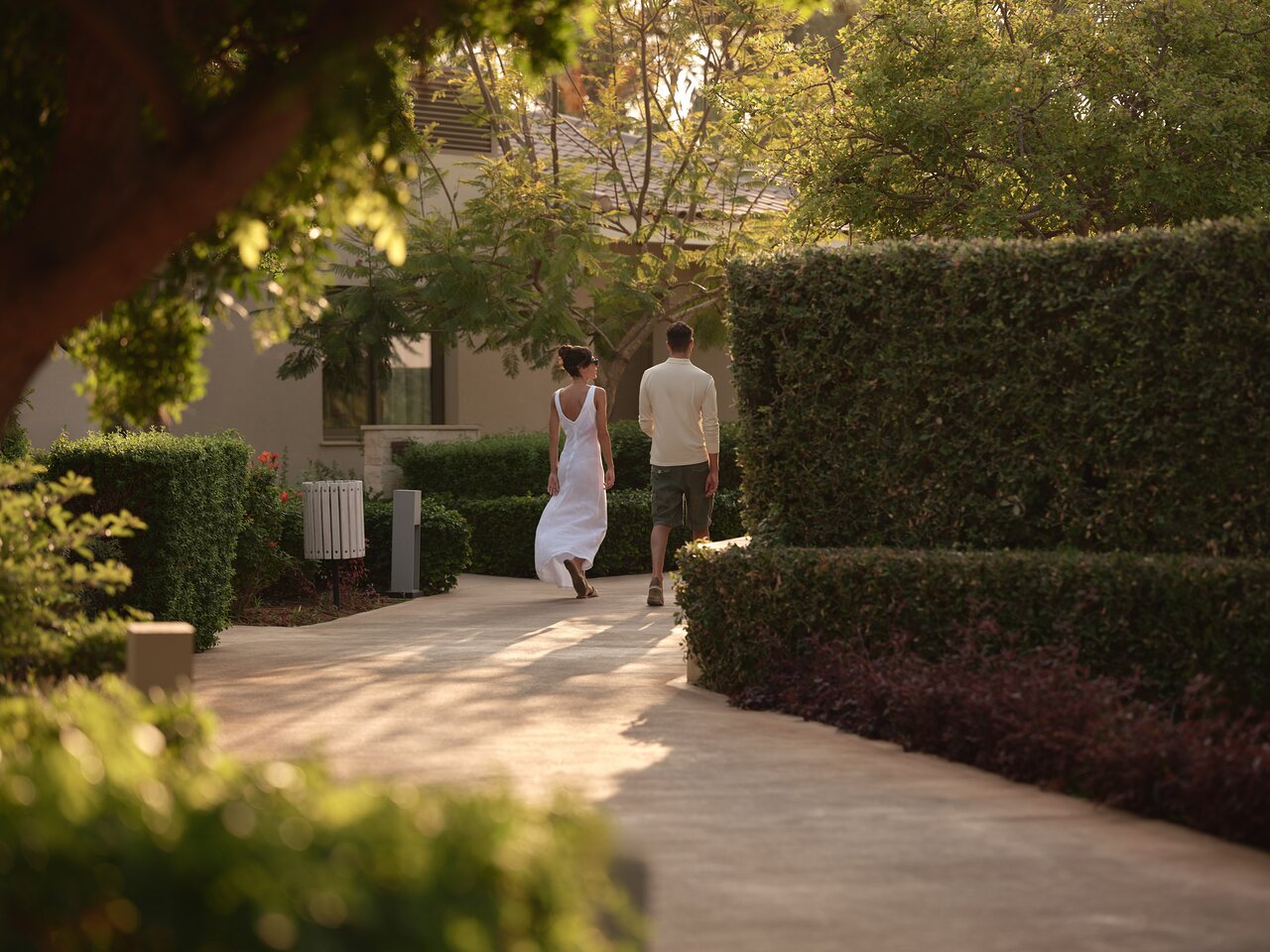 Pāris pastaigājas Mare Ayia Napa dārzā