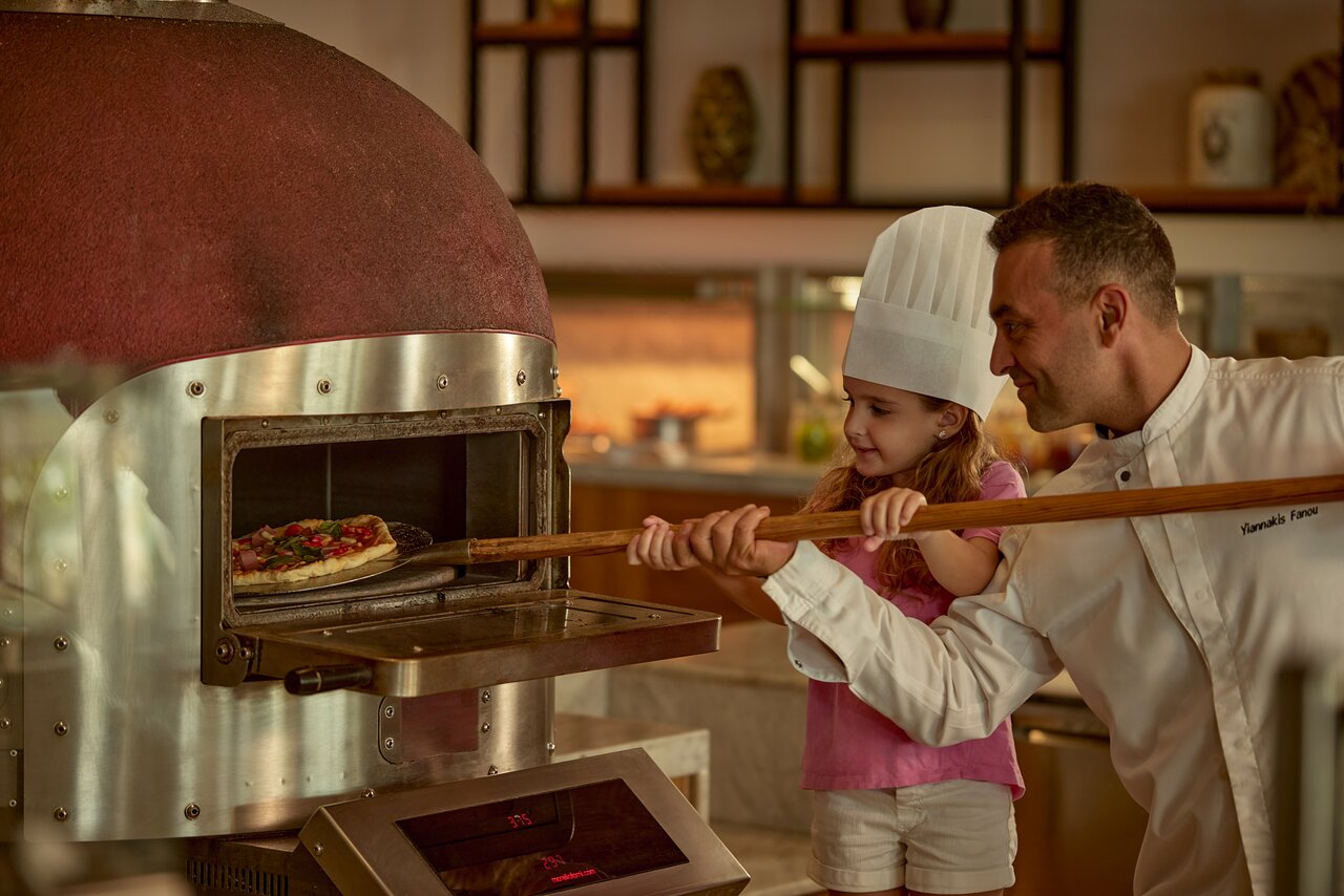 Mazā meitene cep picu kopā ar šefpavāru Mare Ayia Napa.
