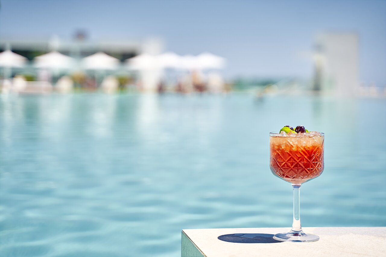 Kokteilis pie Lindos Grand Resort & Spa baseina
