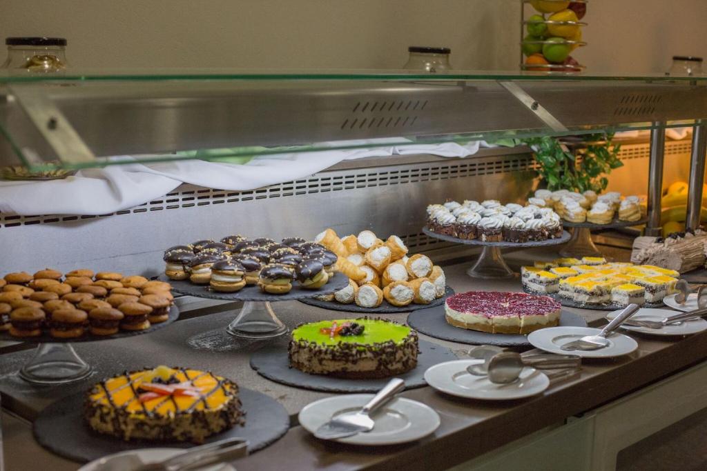 Saldumu bufete ar dažādām kūkām un desertiem, ieskaitot šokolādes cepumus, krēmveida pildījumus un augļu kūkas. Ideāli piemērota svinībām un saldumu mīļotājiem.
