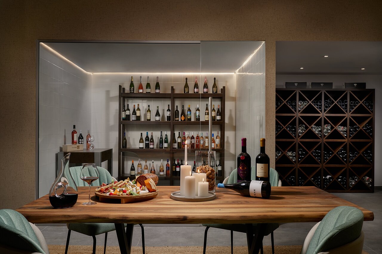 Lindos Grand Resort & Spa vīna pagrabs ar degustācijas galdu
