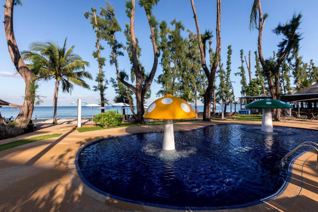 Peldbaseins ar krāsainiem sēņu formas ūdens strūklakām, ieskauts palmām un koku alejām, ar ainavu uz pludmali un jūru. Ideāla vieta relaksācijai un atpūtai.