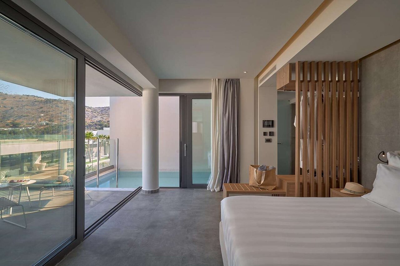 Lindos Grand Resort & Spa numurs ar privātu baseinu un skatu uz kalniem.