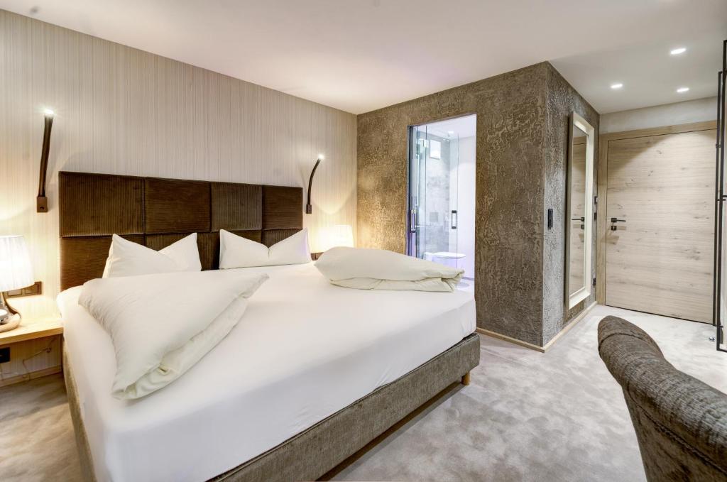 Mūsdienīgs viesnīcas numurs ar dubulto gultu, modernām mēbelēm un gaismas elementiem. Numurā ir pieejama duša un liela spogulis.