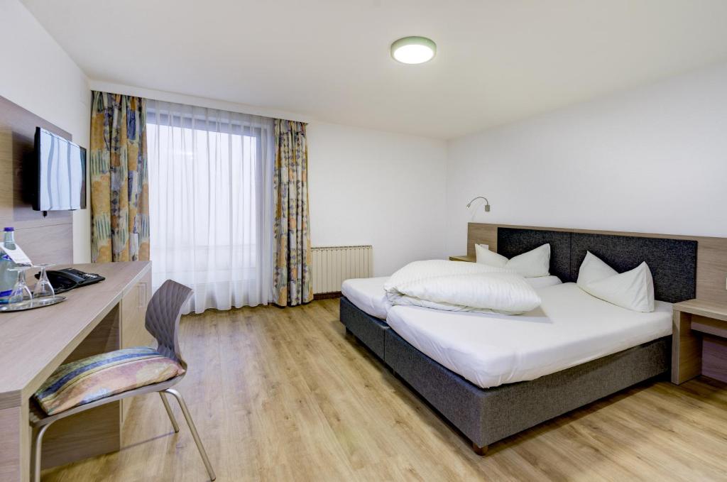 Mūsdienīgs viesnīcas numurs ar divguļamo gultu, koka grīdu un dabiskiem apgaismojumiem. Iekārtots ar darba galdu, televizoru un logiem ar aizkariem.