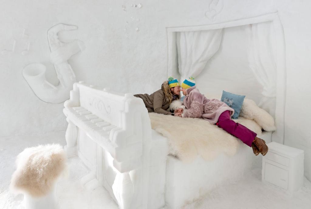 Ziemas istaba ar sniega gultu un ledus klavierēm, kur divi cilvēki atpūšas, ģērbušies siltos apģērbos un cepurēs. Sniega sienas rada burvīgu atmosfēru.