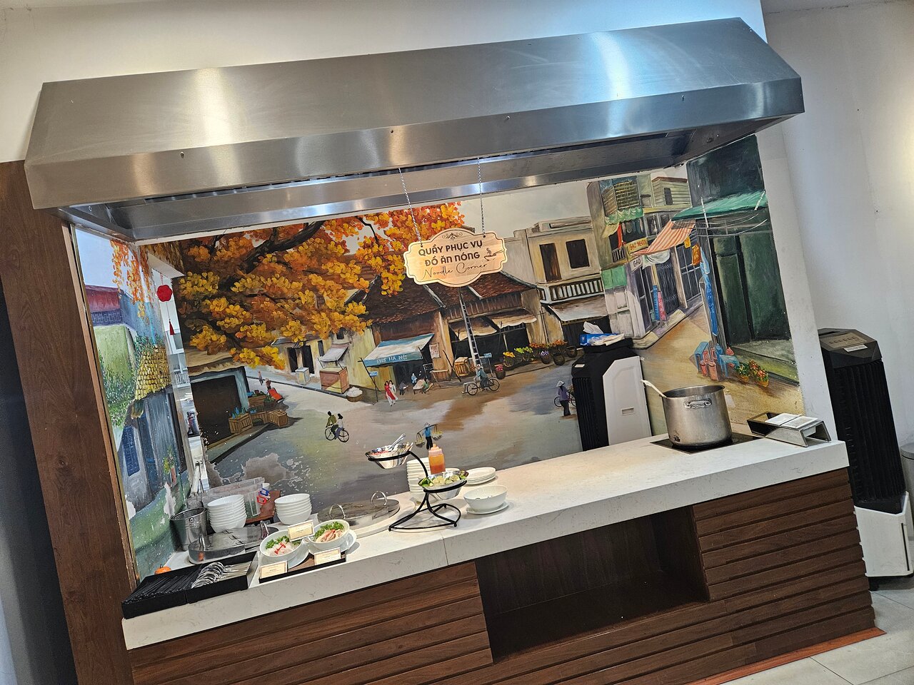 Bufetes stends ar krāsainu sienu gleznojumu Adora Kega Beach Resort.