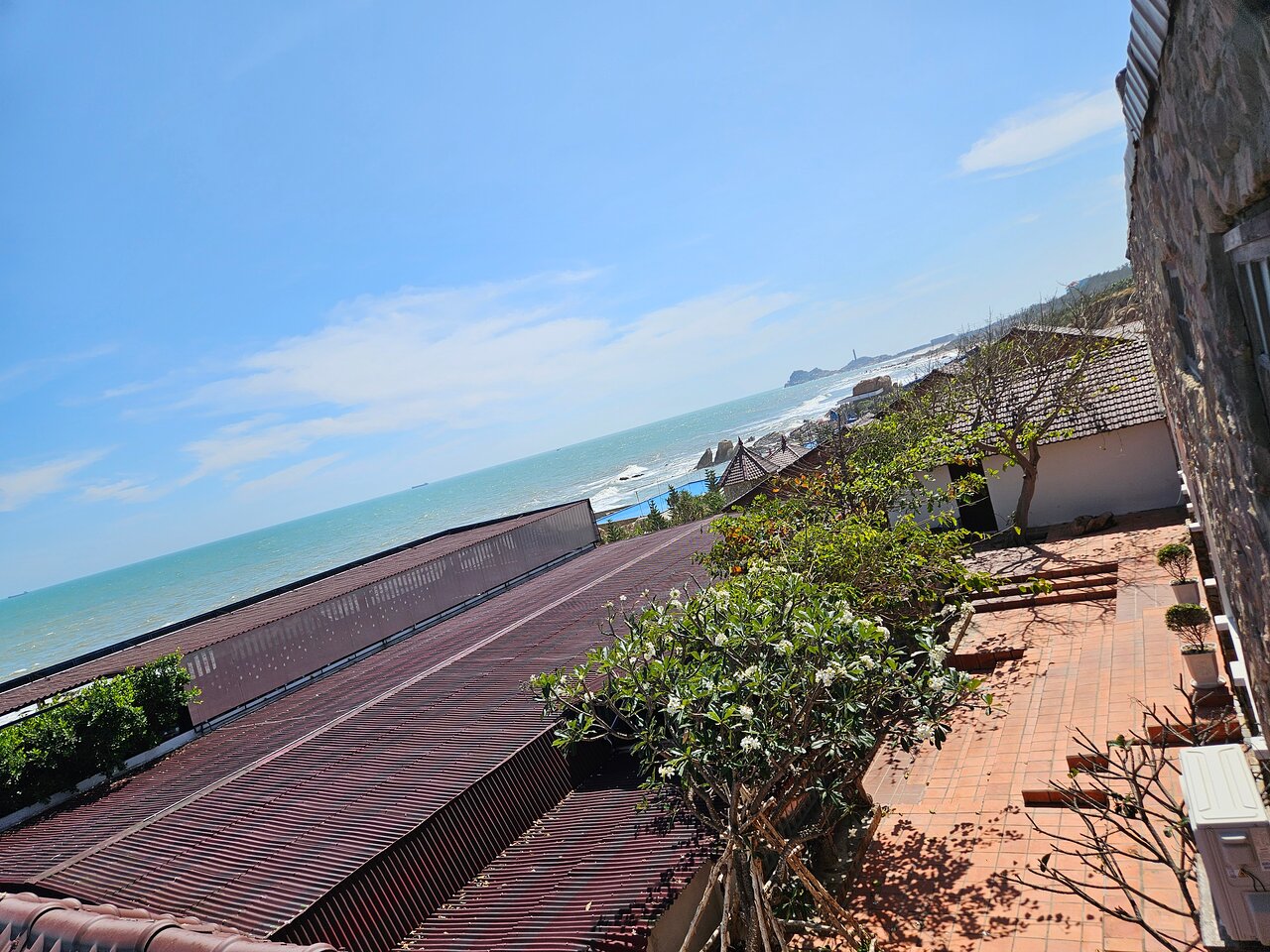 Adora Kega Beach Resort jūras skats ar terasi un dārzu.