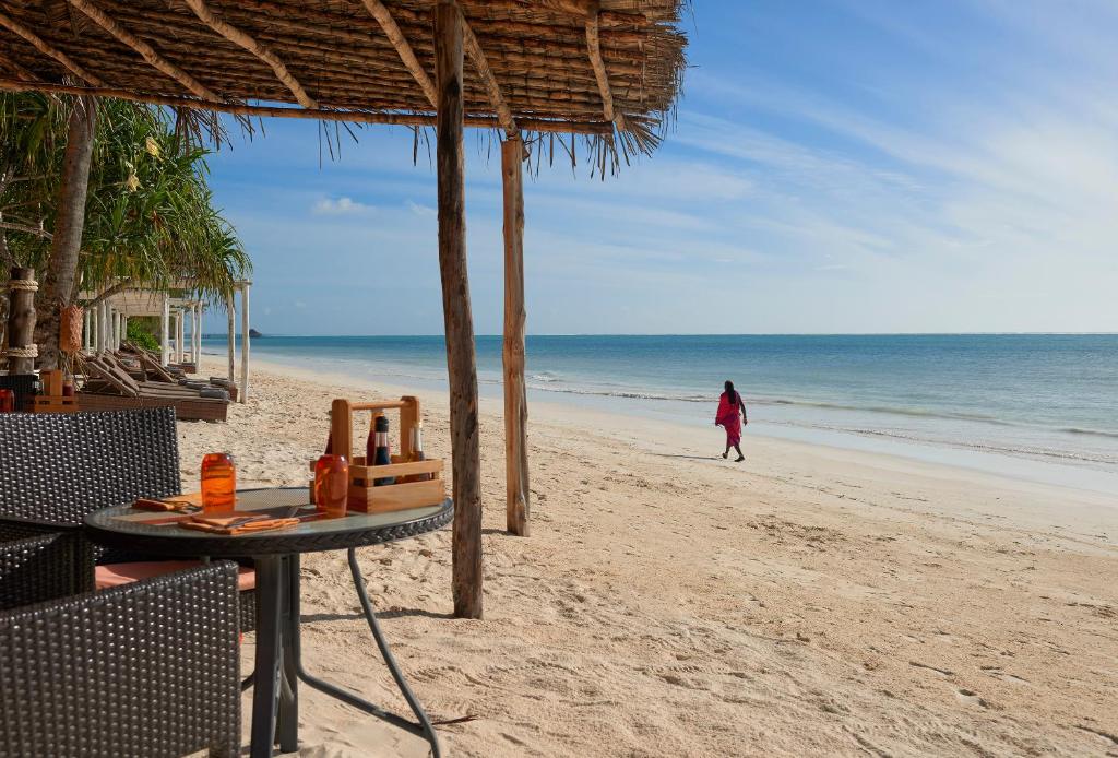 Pludmale pie Melia Zanzibar ar skatu uz okeānu.