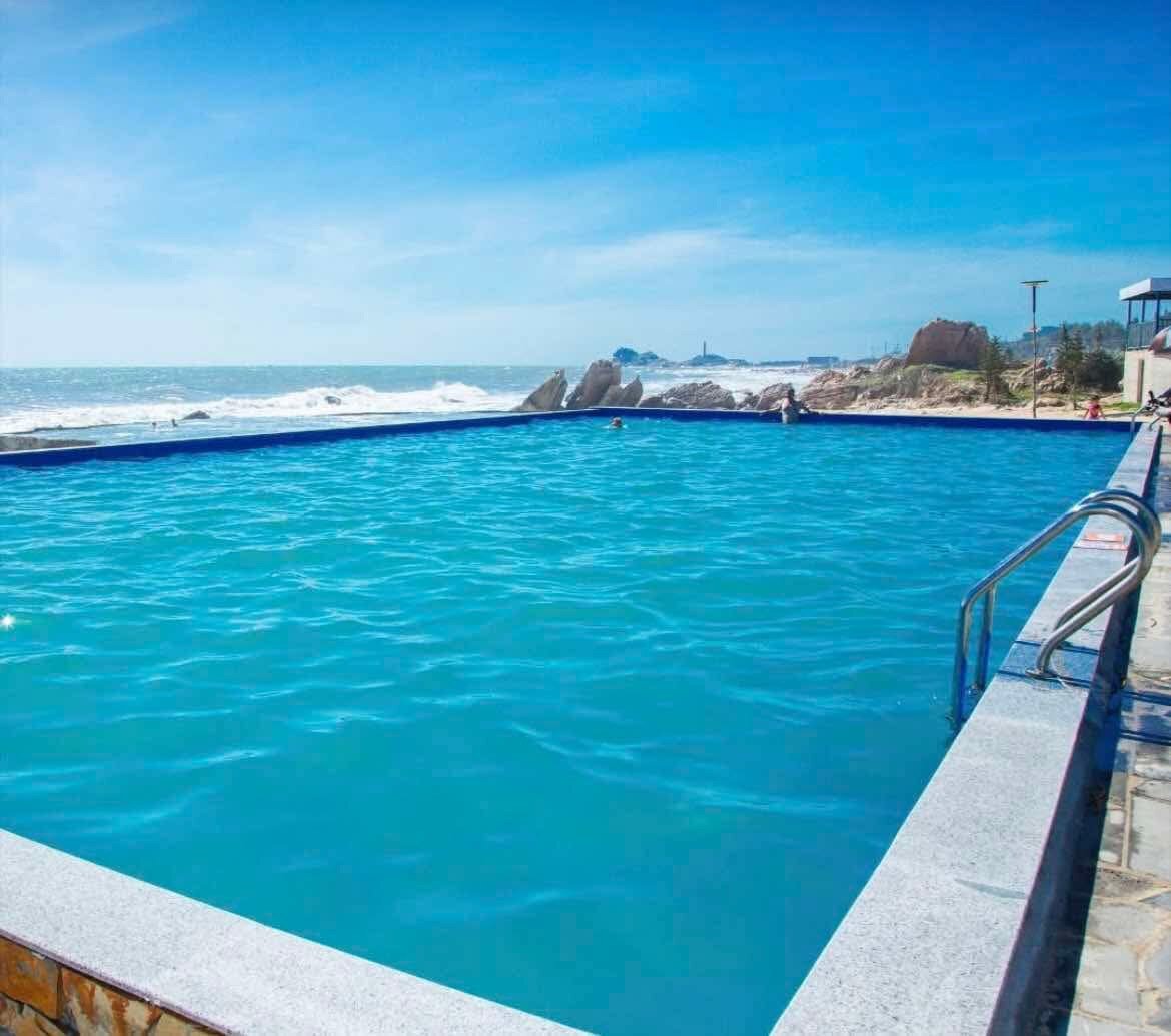 Adora Kega Beach Resort baseins pie jūras krasta