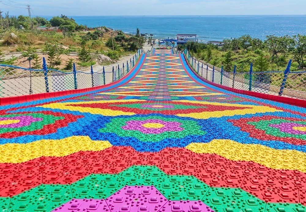 Krāsains slidkalniņš pie jūras piekrastē Adora Kega Beach Resort.