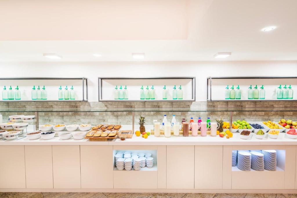 Brokastu bufete ar dažādiem augļiem, dzērieniem un konditorejas izstrādājumiem. Gaiša un moderna vidē pieejami veselīgi ēdieni un dzērieni.