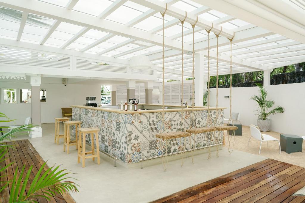 Mūsdienīgs un gaišs bārs ar stilīgu flīžu apdari un šūpuļtīkliem, kas atrodas atvērtā telpā ar koka grīdu un zaļiem augiem. Ideāla vieta atpūtai un sociālām aktivitātēm.