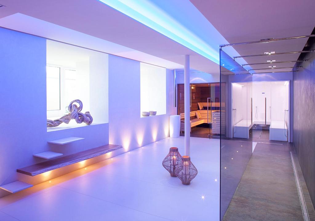 Mūsdienīgs un elegants spa interjers ar maigu apgaismojumu, kas atspoguļo relaksācijas atmosfēru. Iekļauti elementu kombinācija, piemēram, sauna, dušas un dekoratīvi priekšmeti.