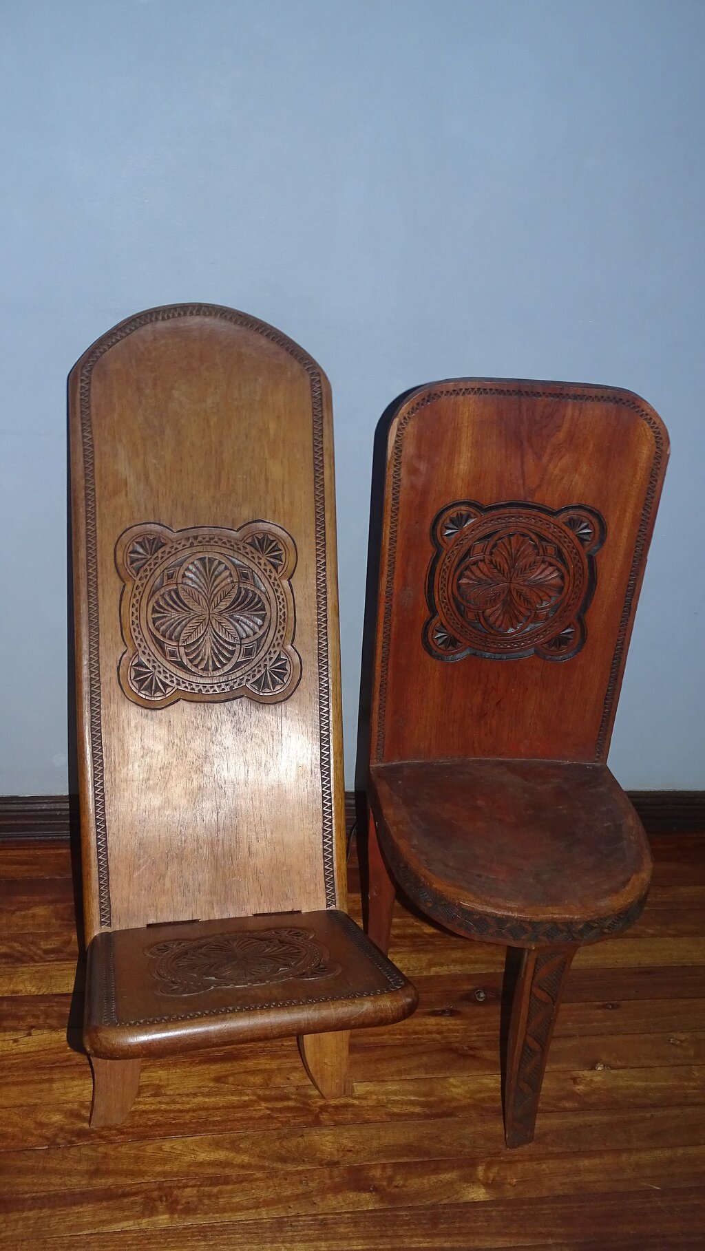 Divi grebti koka krēsli ar ornamentiem.