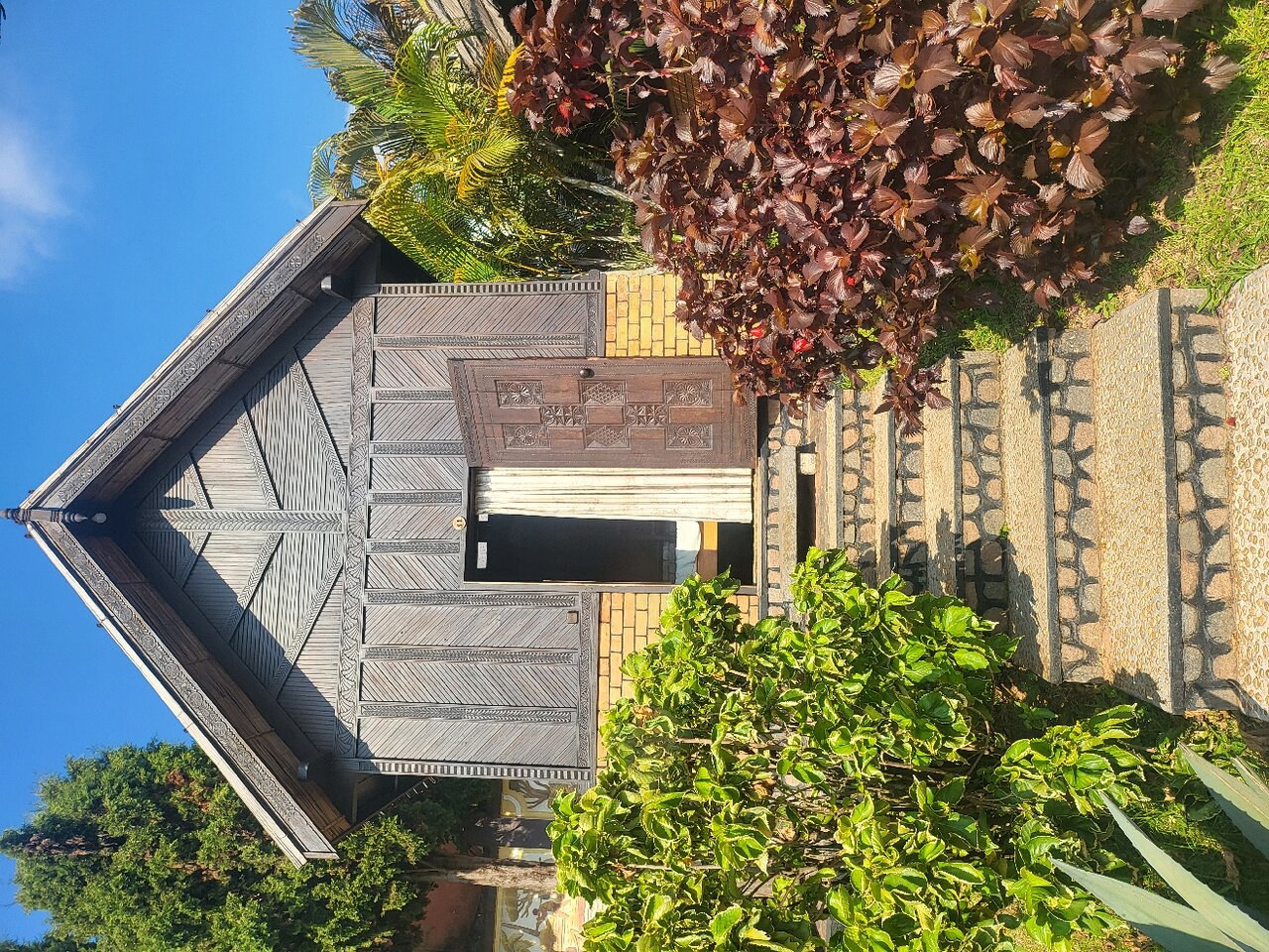 Artisan viesnīcas burvīgs koka namiņš ar kāpnēm un zaļumiem.