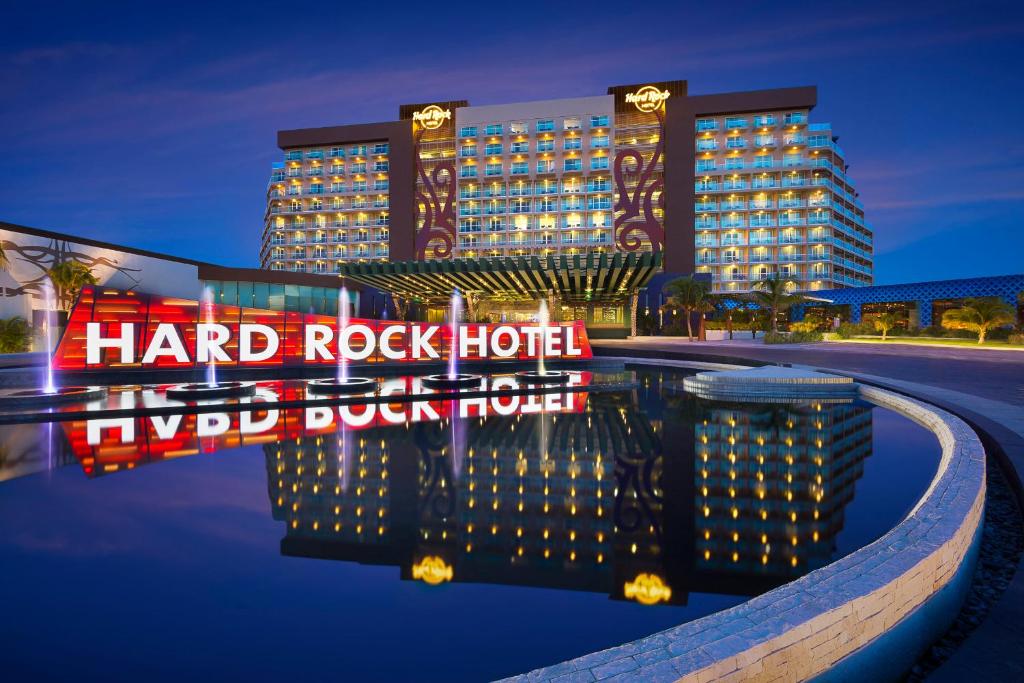 Hard Rock Hotel Cancun piekrastē ar mūsdienīgu dizainu
