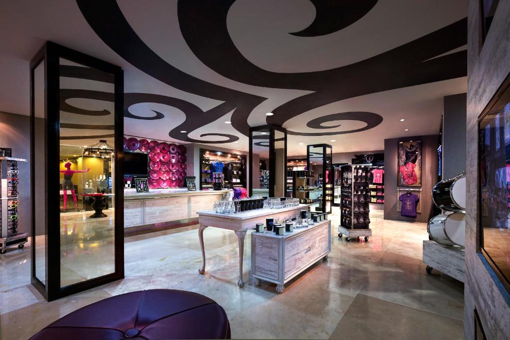 Moderns veikals Hard Rock Hotel Cancun ar stilīgiem aksesuāriem