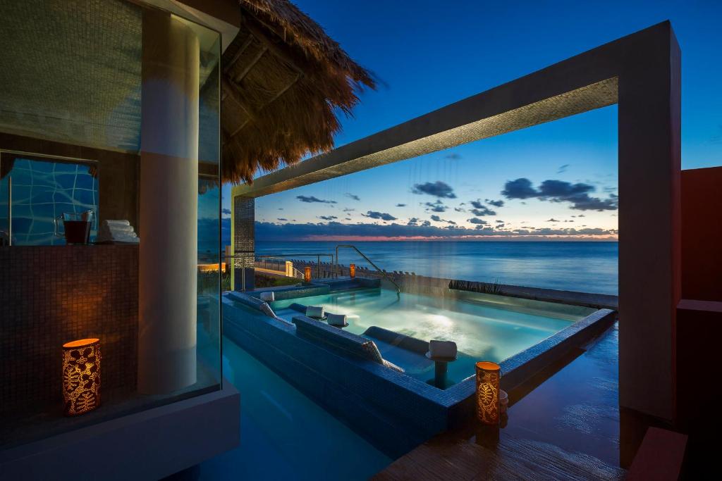 Relaksējošs skats uz baseinu piekrastē Hard Rock Hotel Cancun.