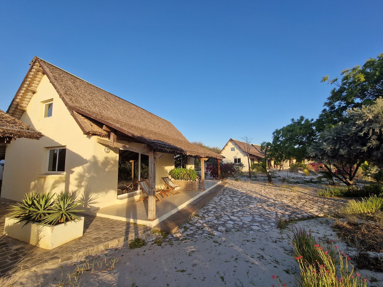 La Mira de Madiorano bungalo ar salmu jumtiem piekrastē