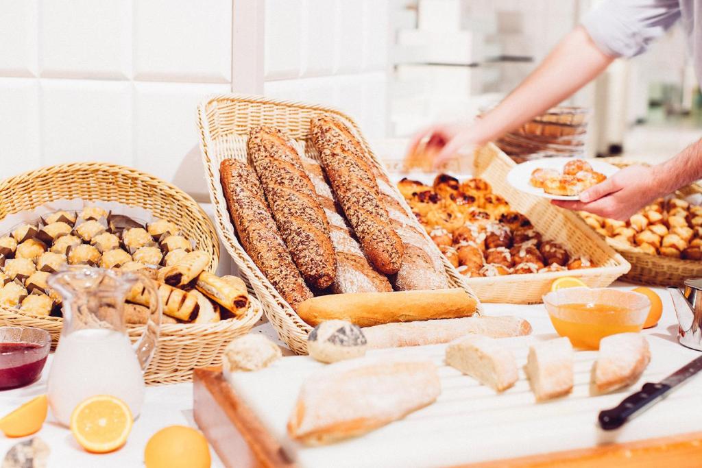 Brokastis Arona Gran Hotel & Spa ar dažādiem konditorejas izstrādājumiem.