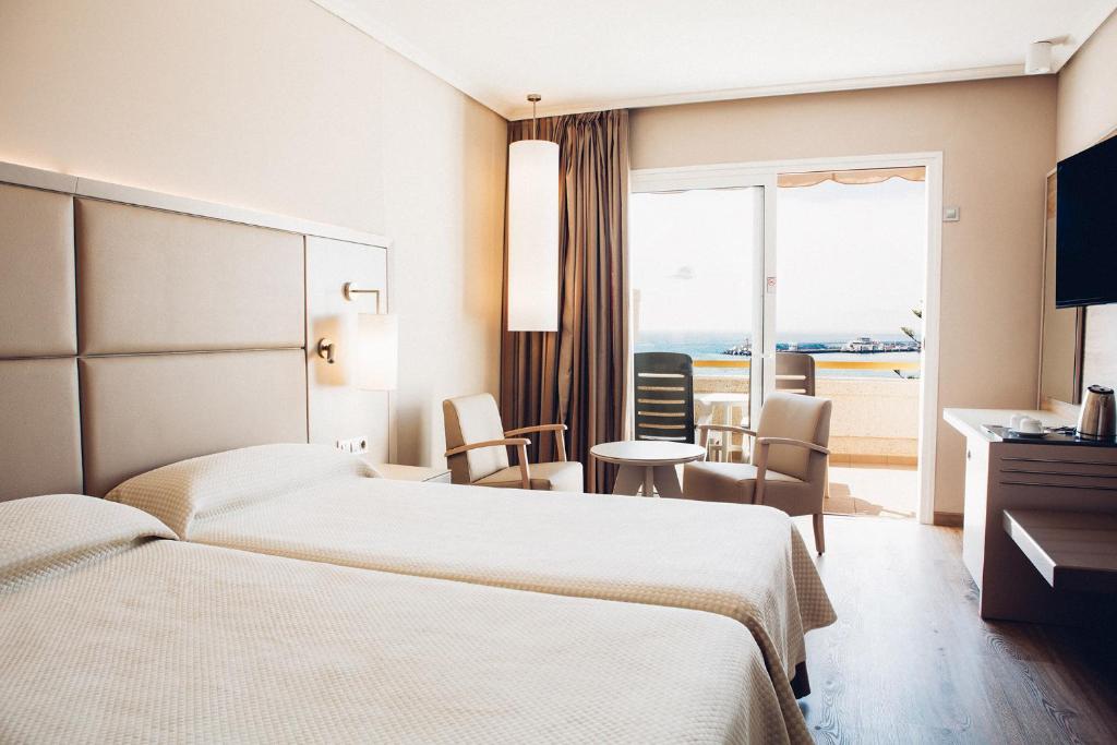 Mūsdienīgs numurs ar balkonu Arona Gran Hotel & Spa.