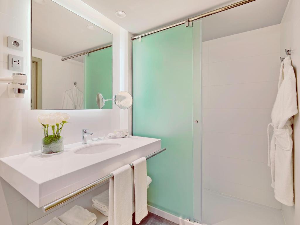 Arona Gran Hotel & Spa vannas istaba ar modernu dizainu.