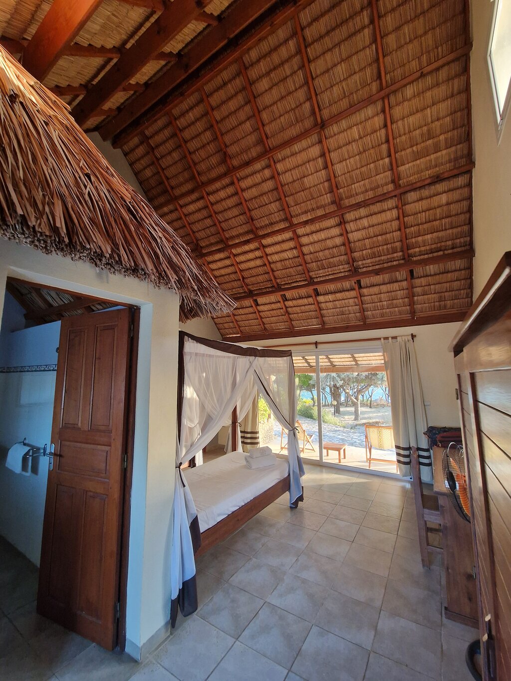 La Mira de Madiorano numurs ar skatu uz pludmali.