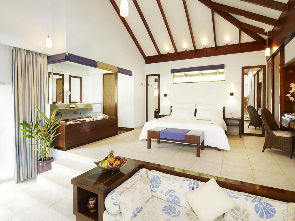 Elegants un plašs numurs ar modernu interjeru, kas ietver gultu, atpūtas zonu un mini bāru. Telpā ir lieli logi un koka sijas, kas piešķir siltu atmosfēru.