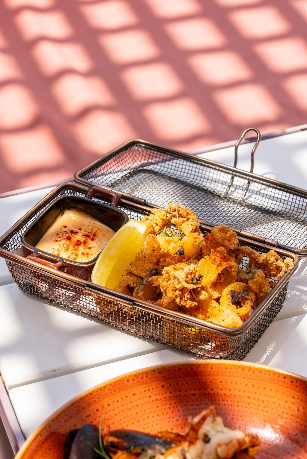 Andaz Dubai The Palm cepts kalmāru gredzeni ar mērci un citronu.