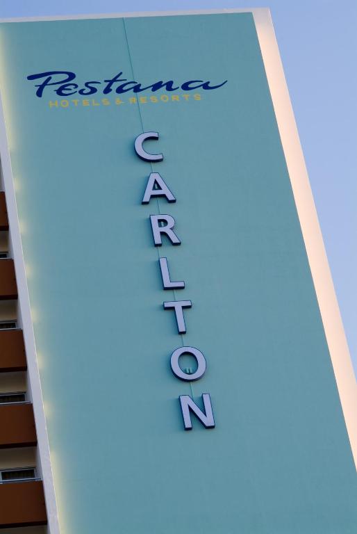 Pestana Carlton viesnīcas un kūrorta zīme ar modernu dizainu, kas izceļ nosaukumu 