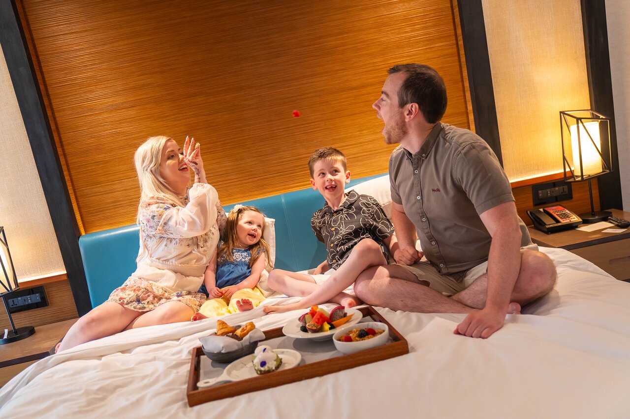 Ģimene izbauda brokastis numurā Andaz Dubai The Palm.