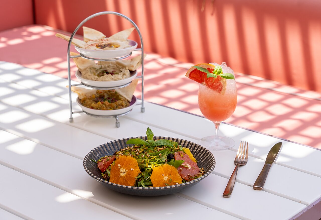 Andaz Dubai The Palm restorāna ēdiens un dzēriens uz terases galda.