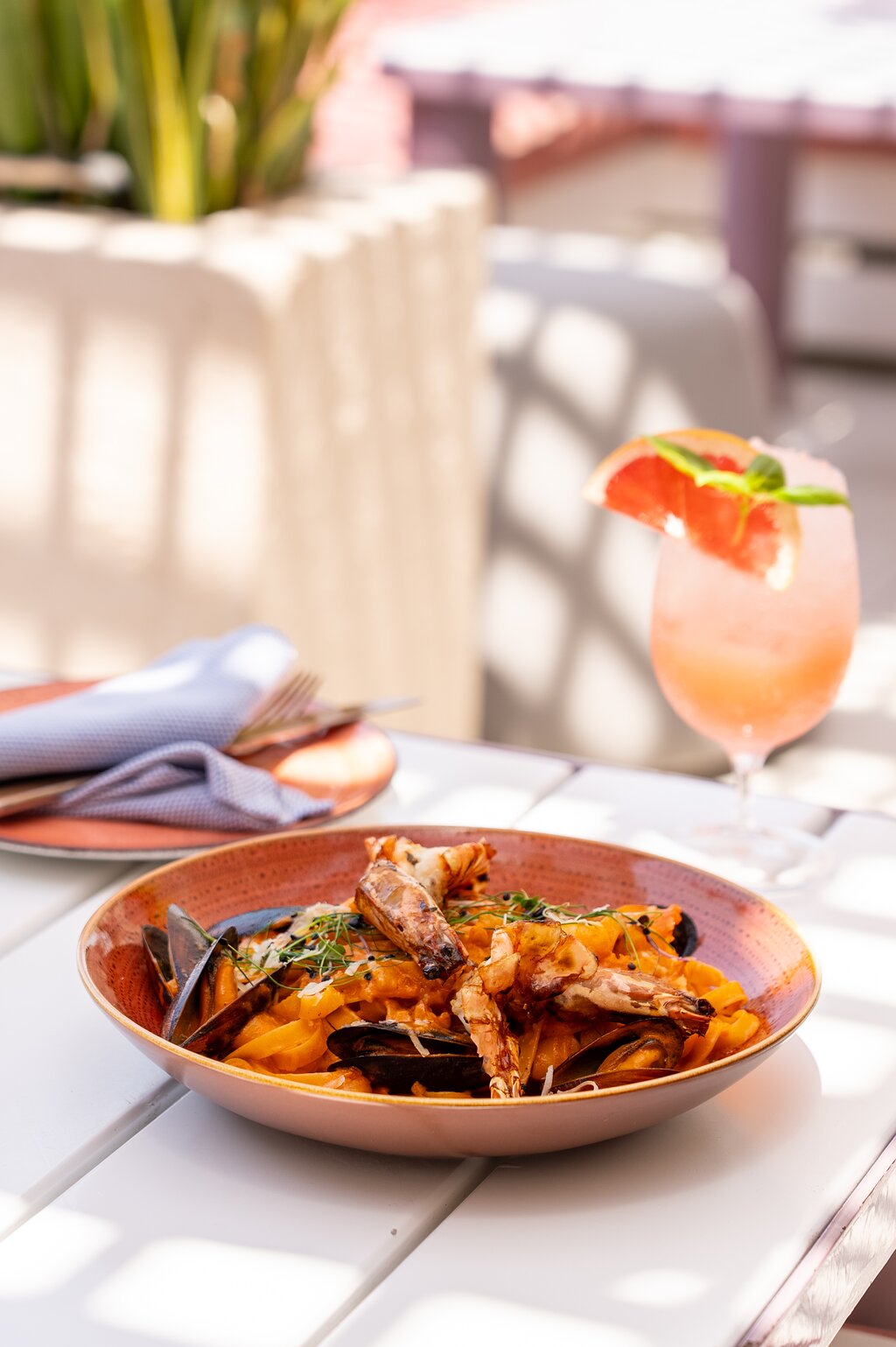 Andaz Dubai The Palm restorāna ēdiena un dzēriena servēšana