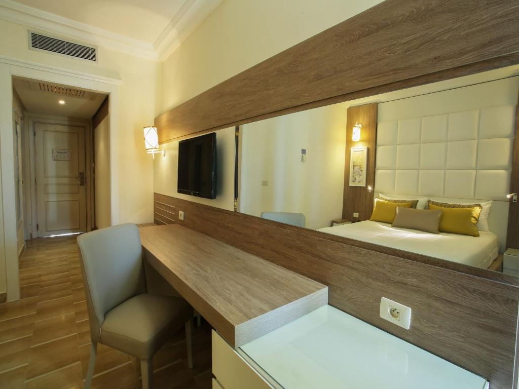 Mūsdienīgs viesnīcas numurs ar gaisīgu interjeru, koka elementiem un ērtu rakstāmgaldu. Numurā ir televizors un ērta gulta ar spilveniem, radot patīkamu atmosfēru atpūtai.