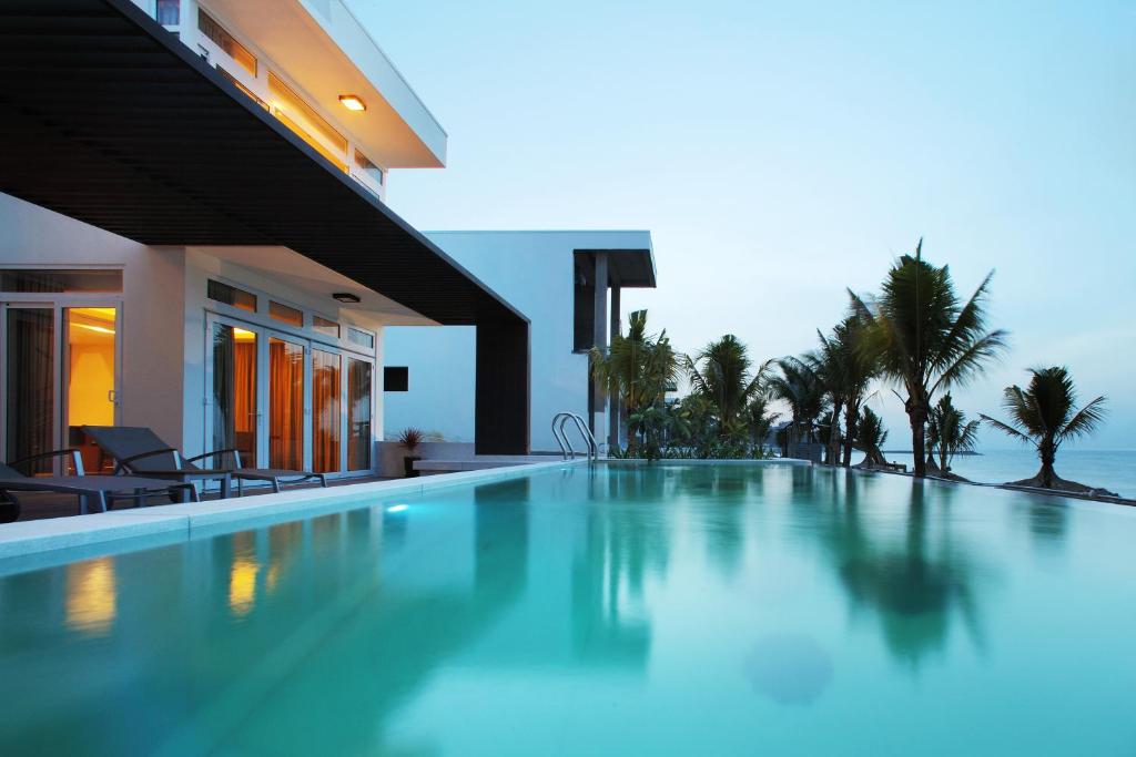 The Cliff Resort & Residences infinity pool at sunset