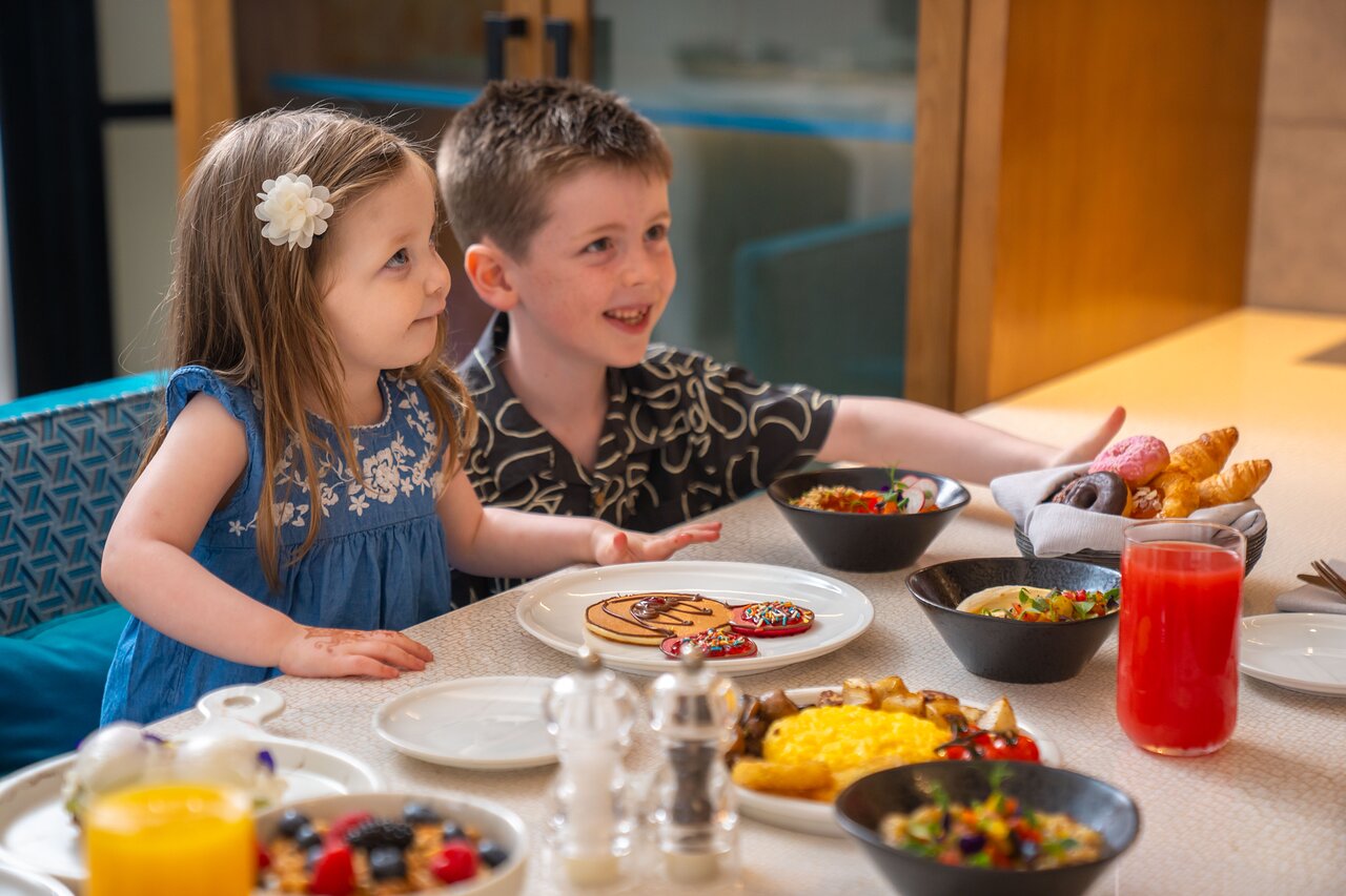 Bērni baudot brokastis Andaz Dubai The Palm viesnīcā.