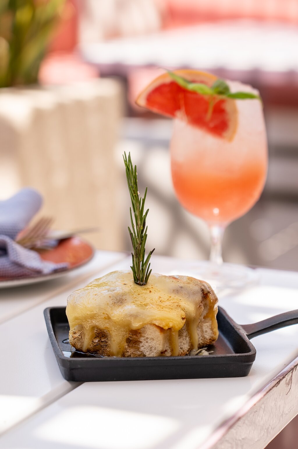 Gurme ēdiens un kokteilis Andaz Dubai The Palm restorānā