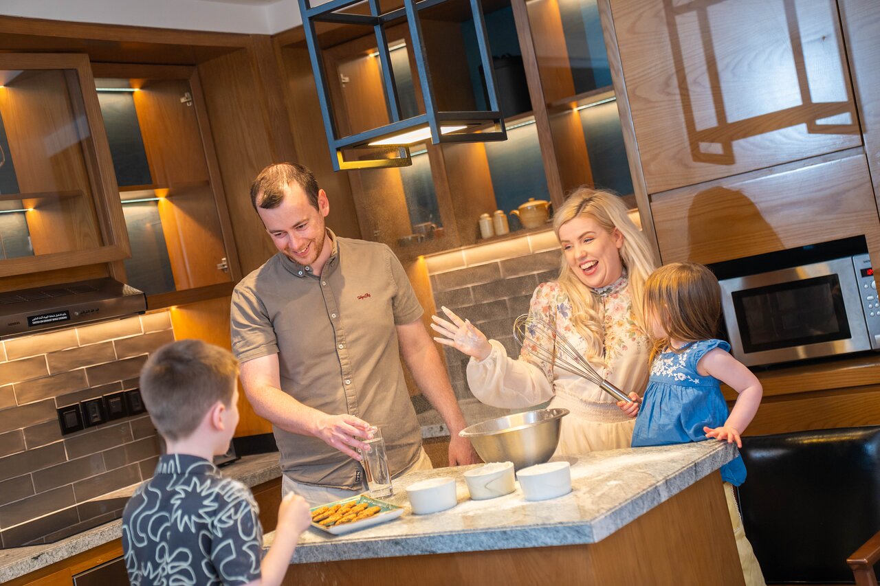 Ģimene gatavo kopā virtuvē Andaz Dubai The Palm.