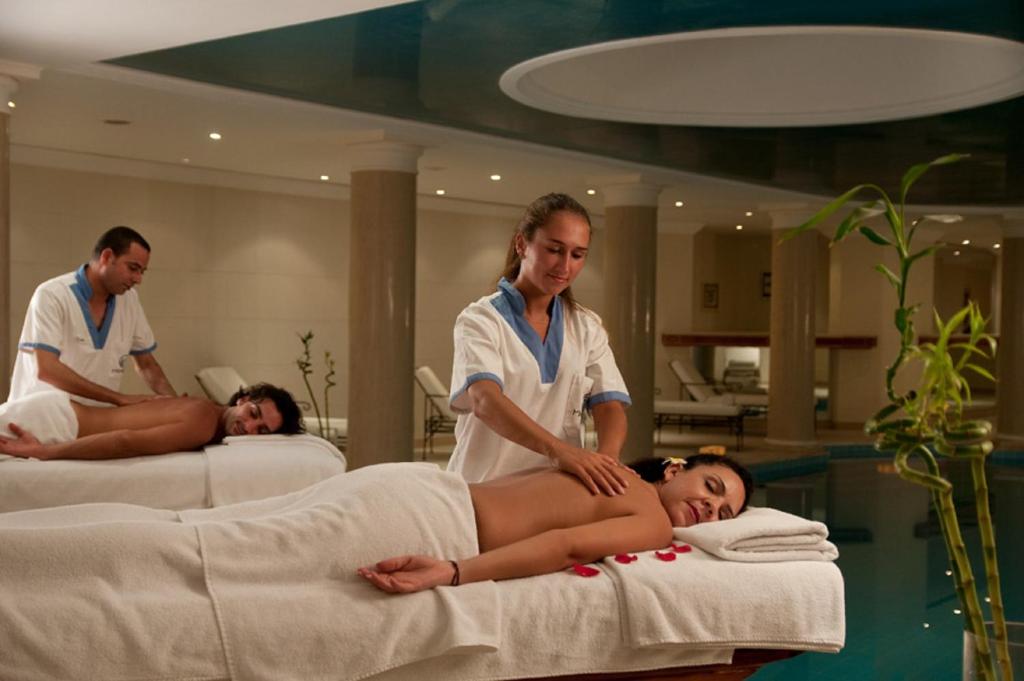 Relaksējoša masāža spa centrā ar profesionāliem masieriem, kas apkalpo klientus. Mierīga atmosfēra un skaista vide veicina atpūtu un labsajūtu.
