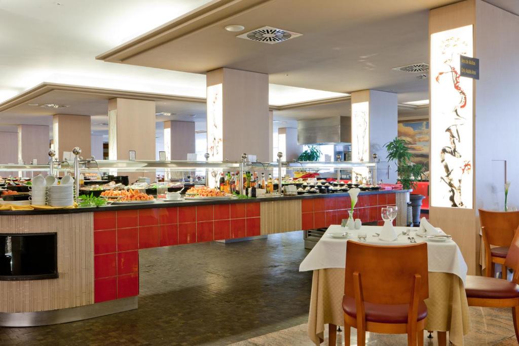 Mūsdienīgs restorāns ar bufetes stilu, kurā redzami dažādi ēdieni un dzērieni, kā arī eleganti galdi ar galda piederumiem. Interjers ir gaišs un plašs, radot patīkamu atmosfēru ēšanai.
